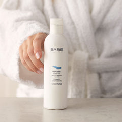 LABORATORIOS BABE Babe Hair Loss Shampoo application demonstrates easy routine with smooth pump use.