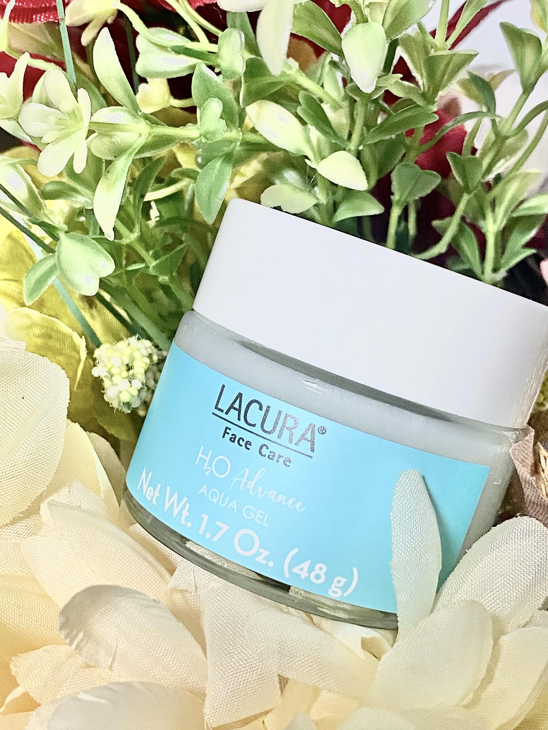 LACURA H2O Advance Aqua Gel texture swirl shows lightweight gel ready to absorb quickly.