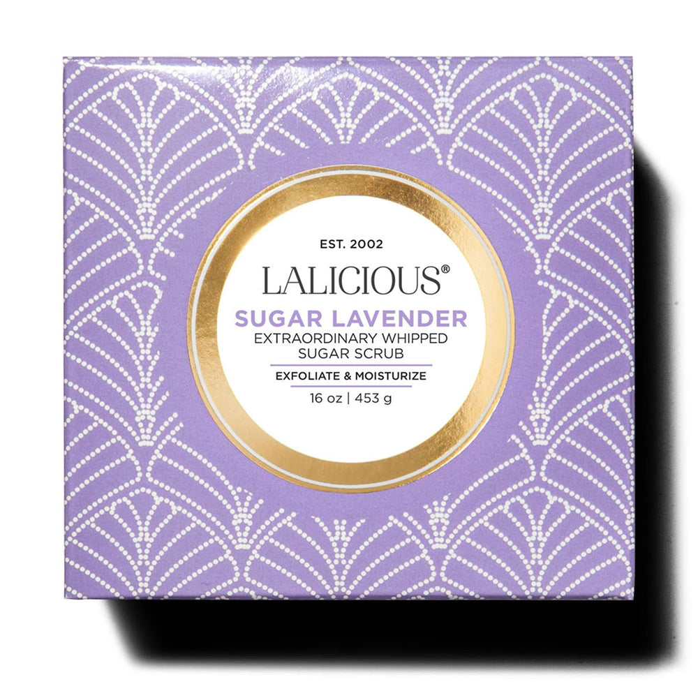 Gros plan sur les cristaux de sucre lavande, exfoliation délicate.