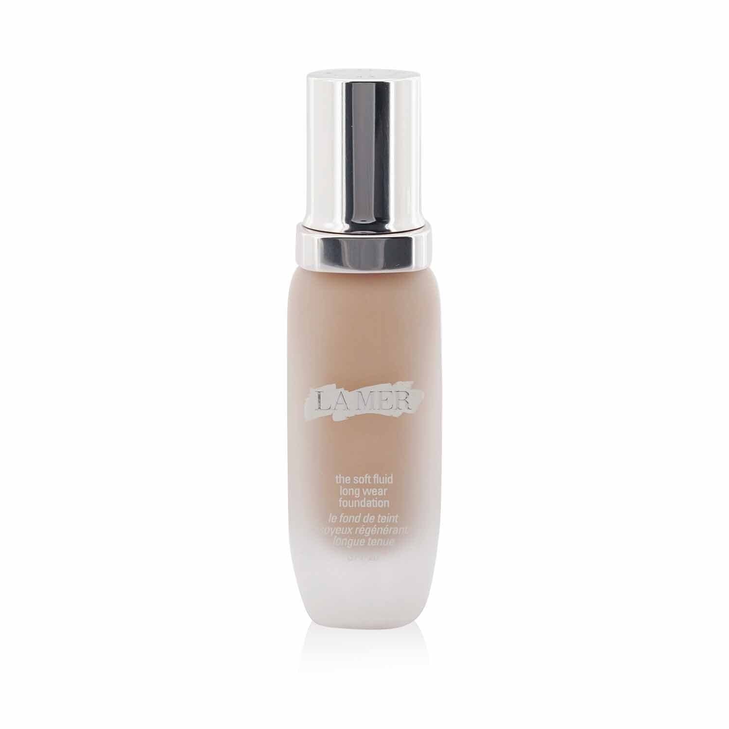 La Mer Soft Fluid Alabaster bottle for long wear and natural finish