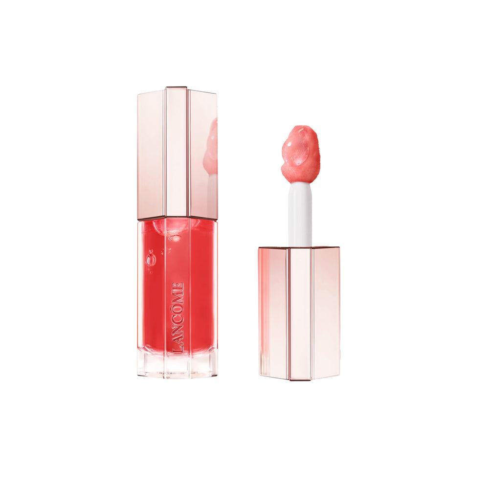 Lancome Lip Idôle JuicyTreat gloss on lips delivering instant shine.