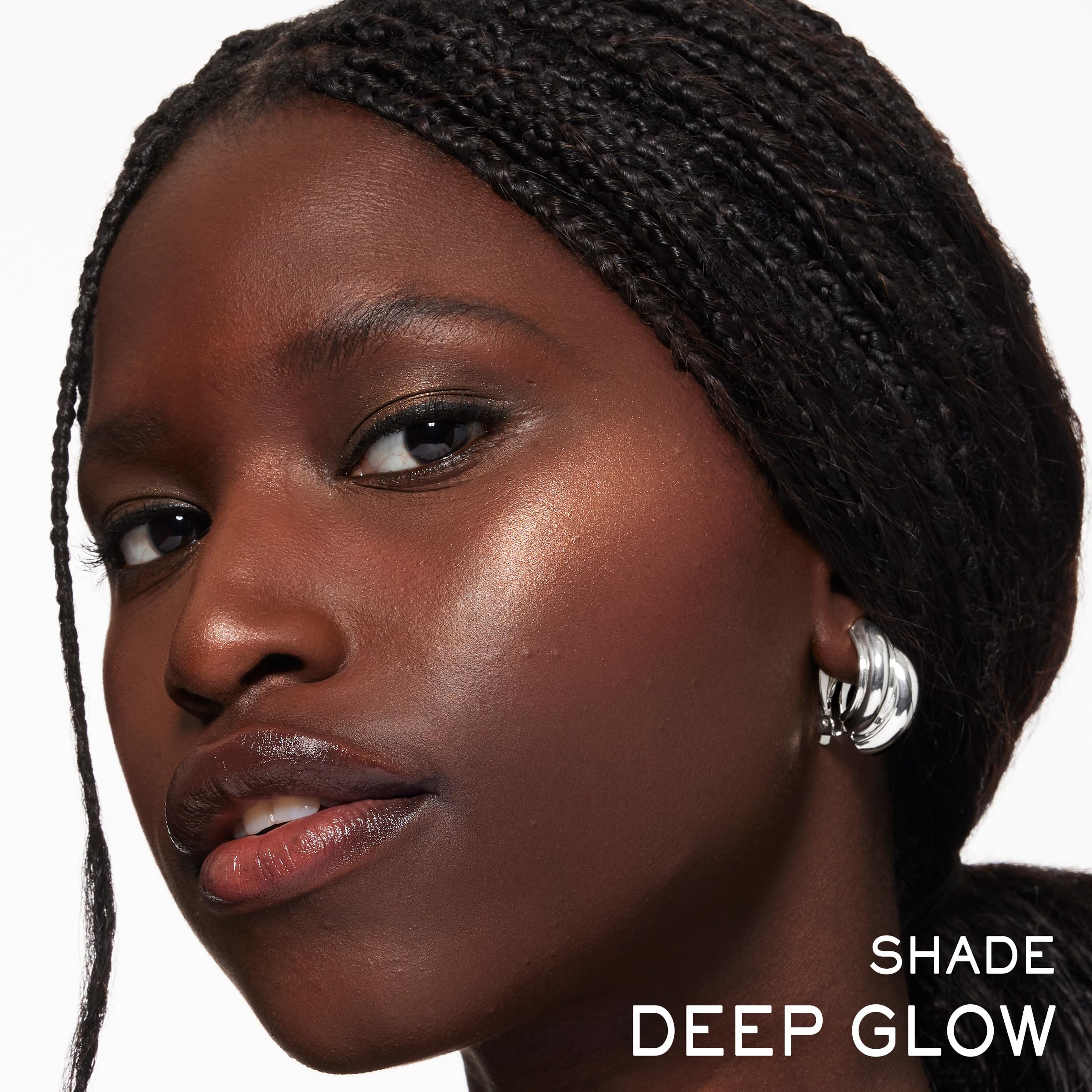 Lancôme Teint Idole C.E. highlighter swirl texture delivers smooth radiant finish.