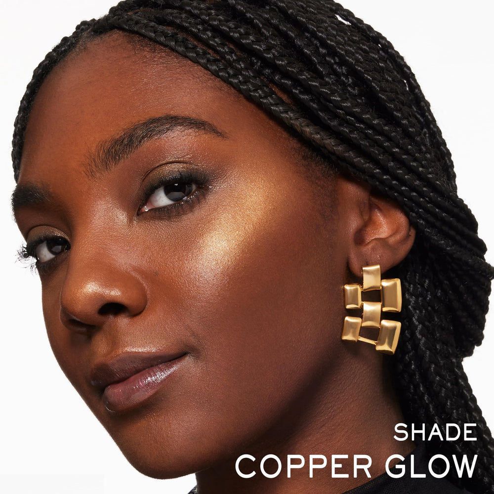 Lancôme Teint Idole C.E. highlighter texture close-up reveals a lightweight, radiant powder for day-to-day radiance.