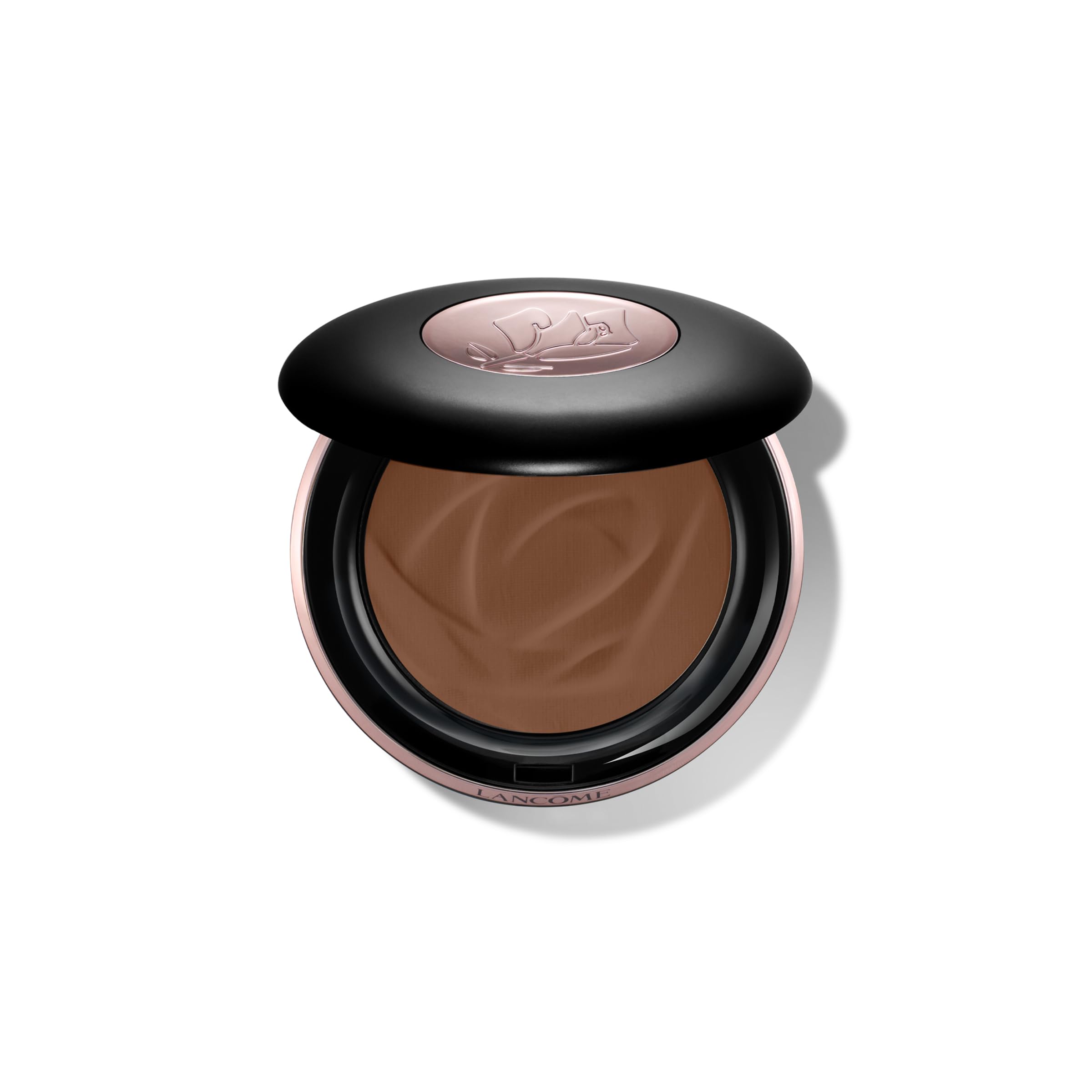 Lancôme Teint Idole Ultra Wear powder compact close-up showing the soft matte finish and pore-blurring effect.