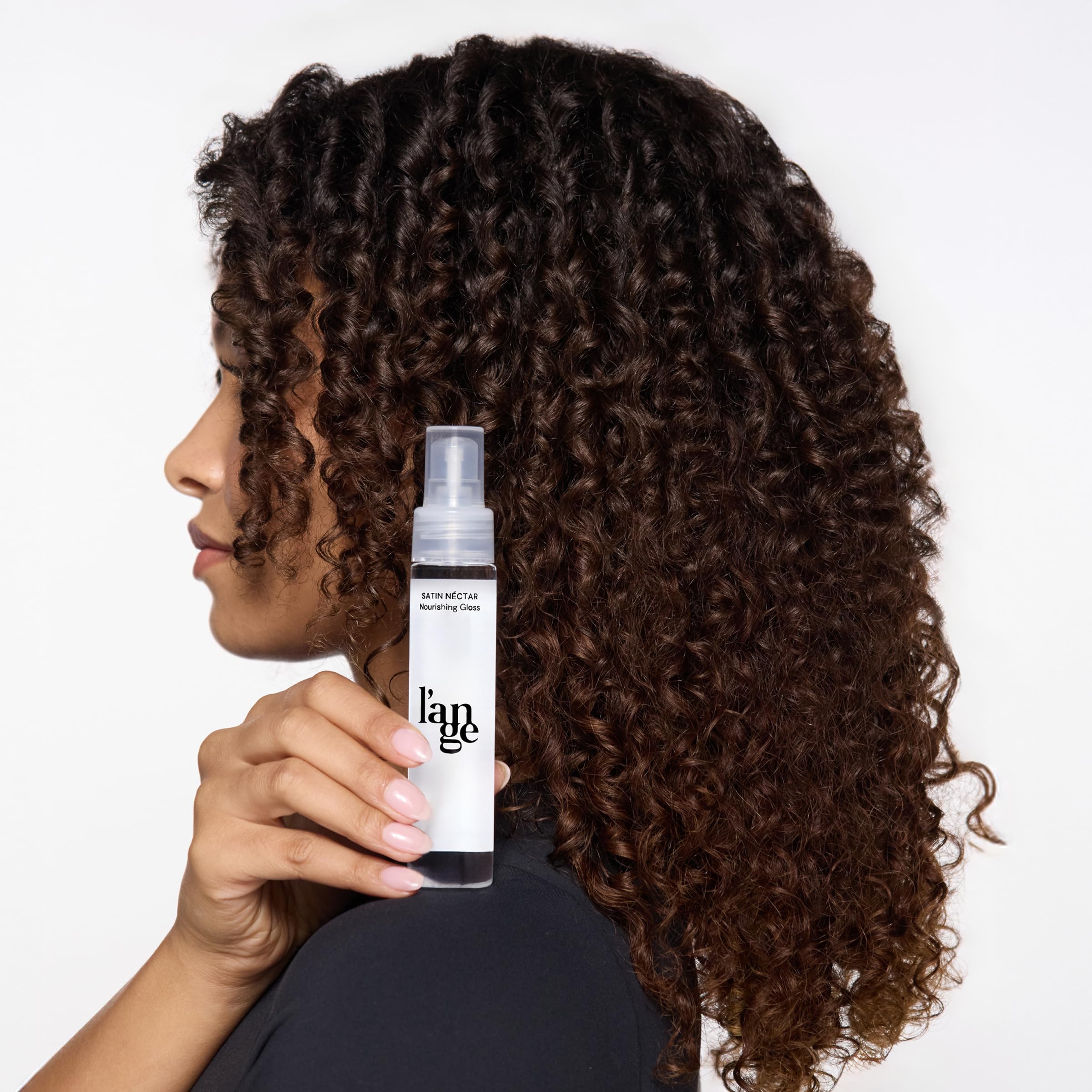 Close-up of ingredients highlights vitamins and oils in Satin Néctar Nourishing Gloss.