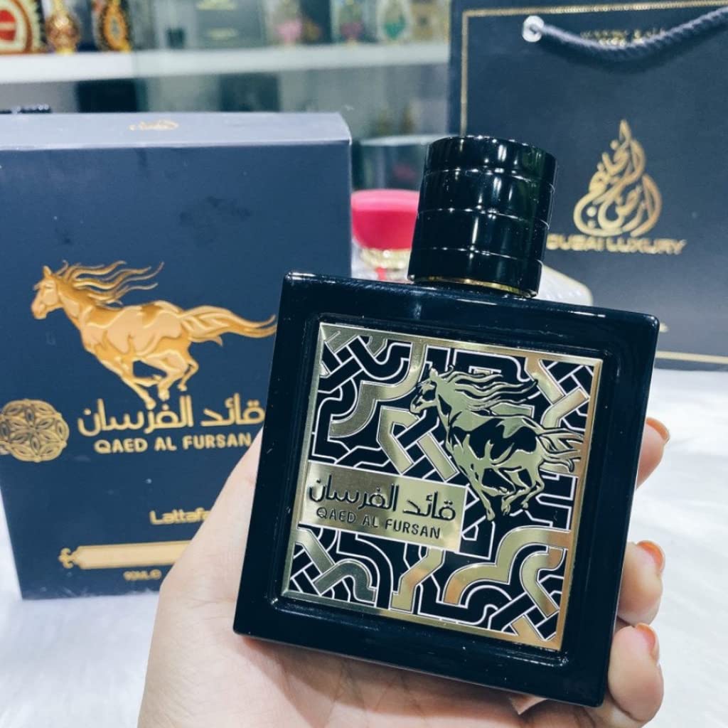 Base notes Oud Wood Cedarwood Amber create a rich trail for Qaed Al Fursan.