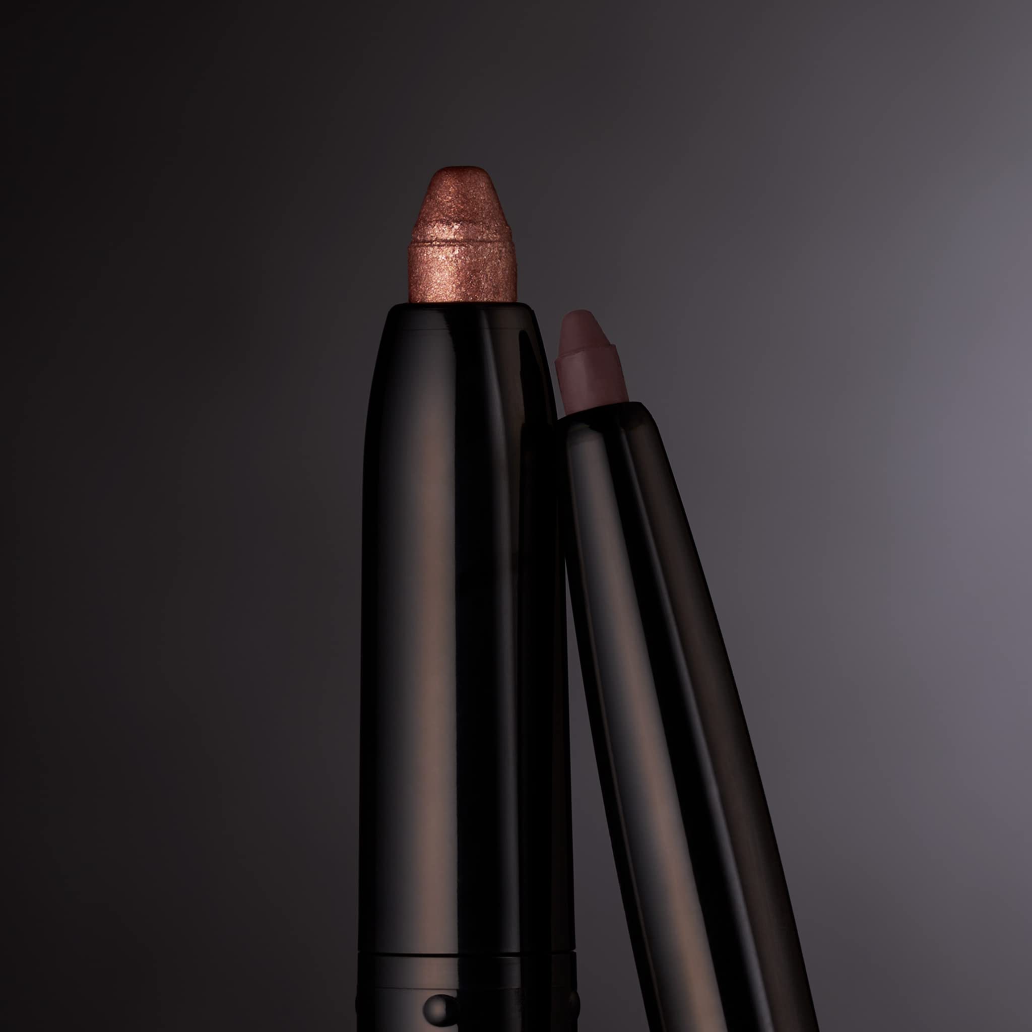 LAURA GELLER NEW YORK Swipe-n-Line Cream-to-Powder formula creates a seamless lid finish.