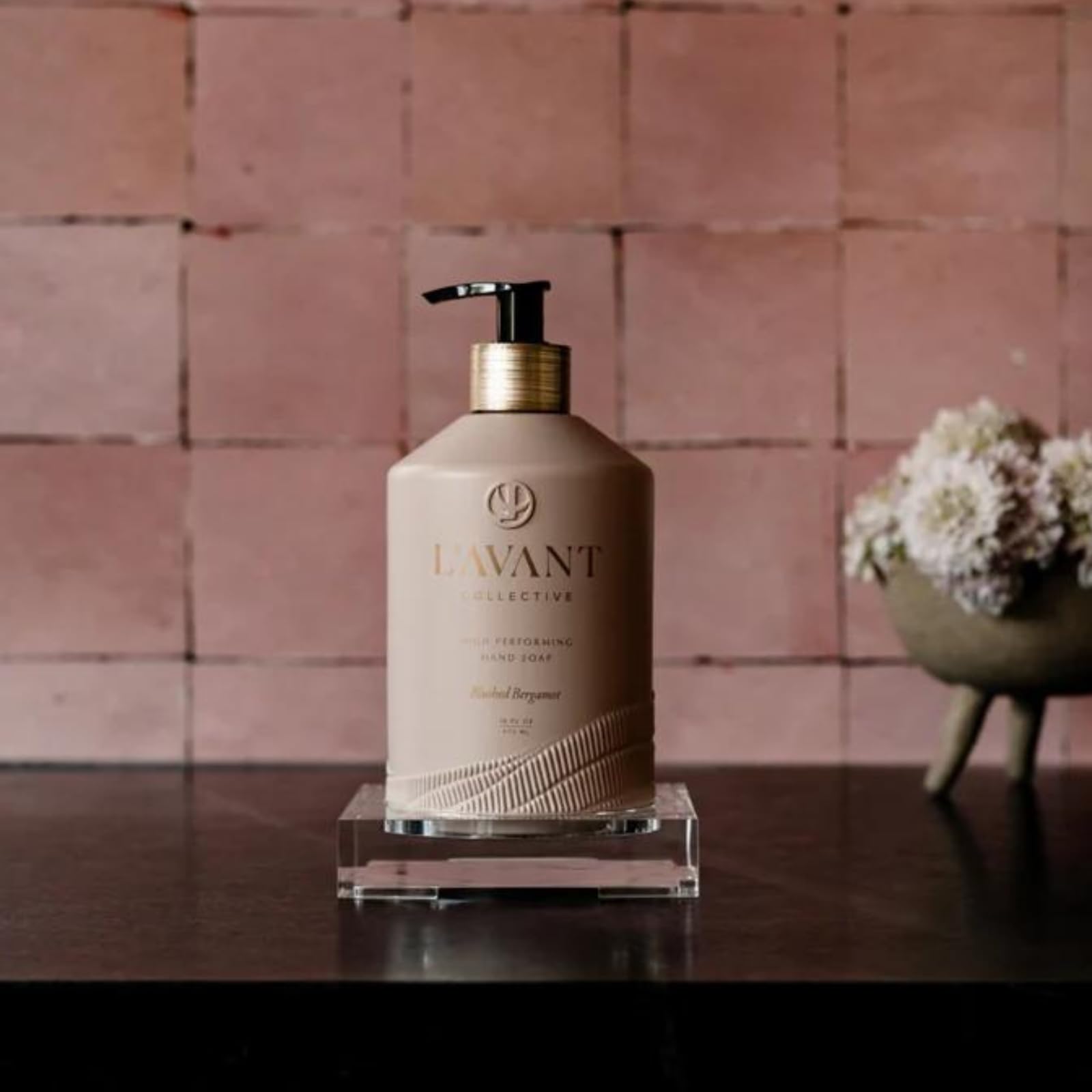 L'AVANT Collective hand with rich lather for gentle cleansing and soft hands.