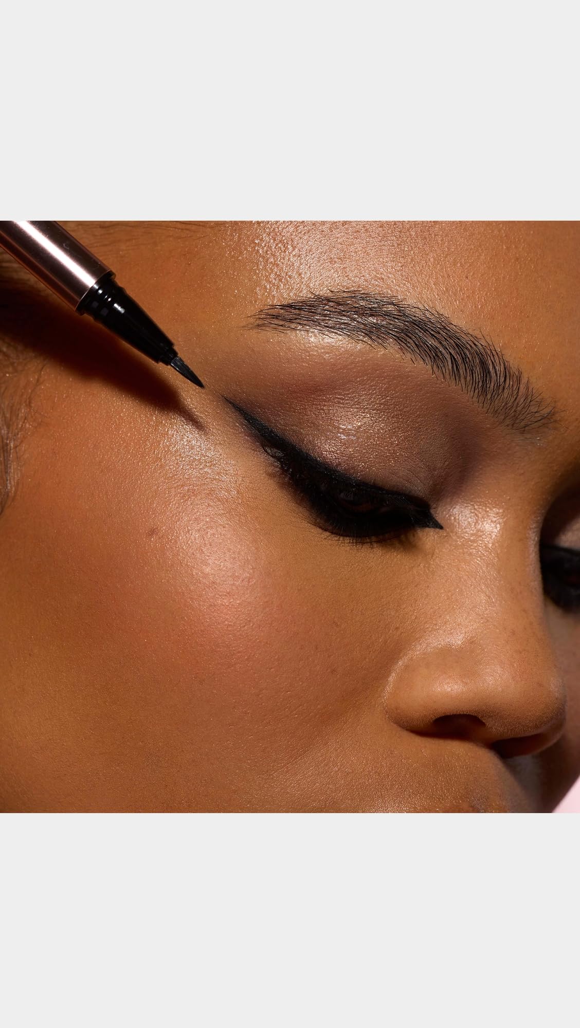 LAWLESS Easy Eyes creates a dramatic eye look with easy, even results.