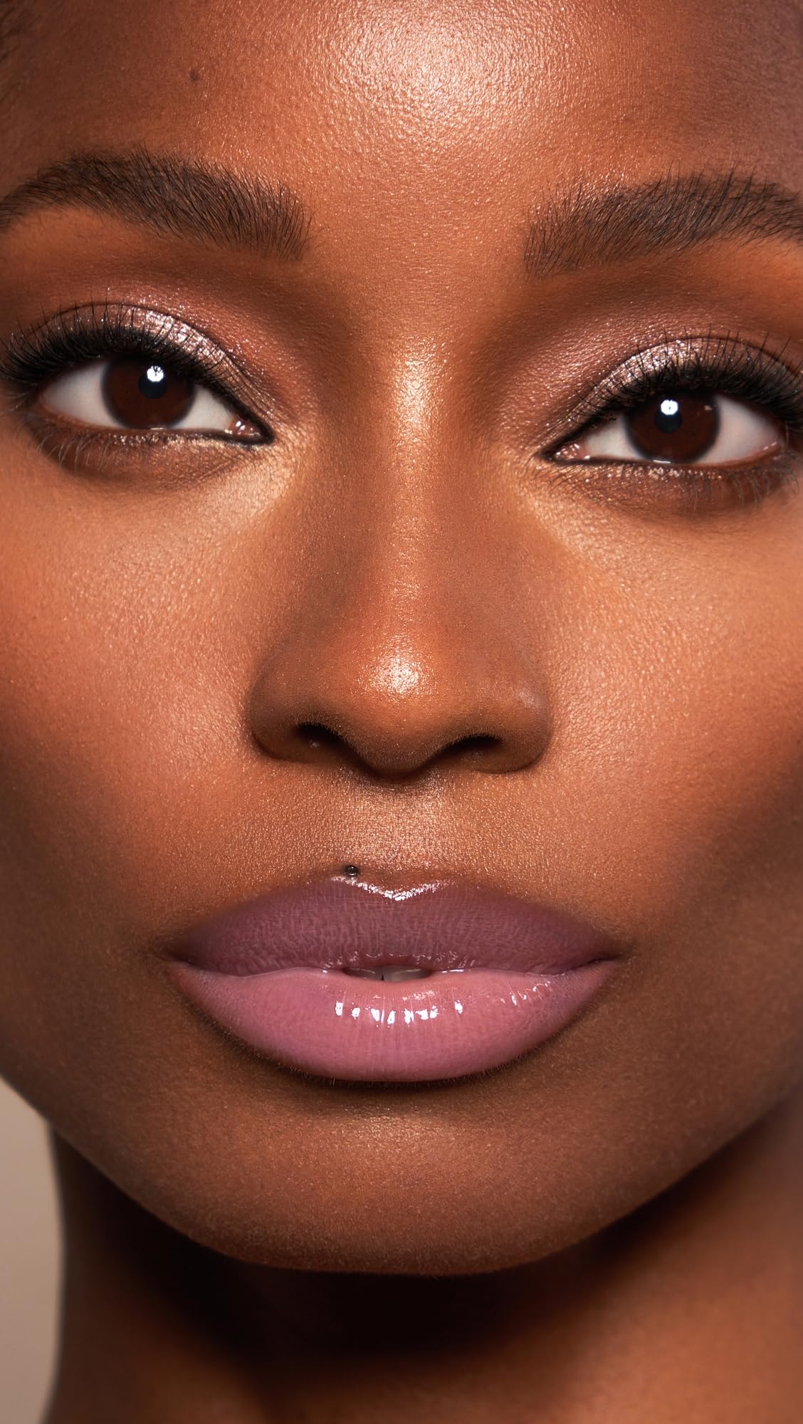 Lawless Forget the Filler Daisy Pink on lips offers high shine and plump-like effect.