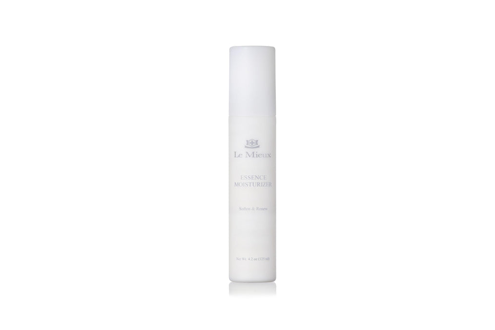 Le Mieux Essence Moisturizer bottle pour demonstrates lightweight hydration for daily use.