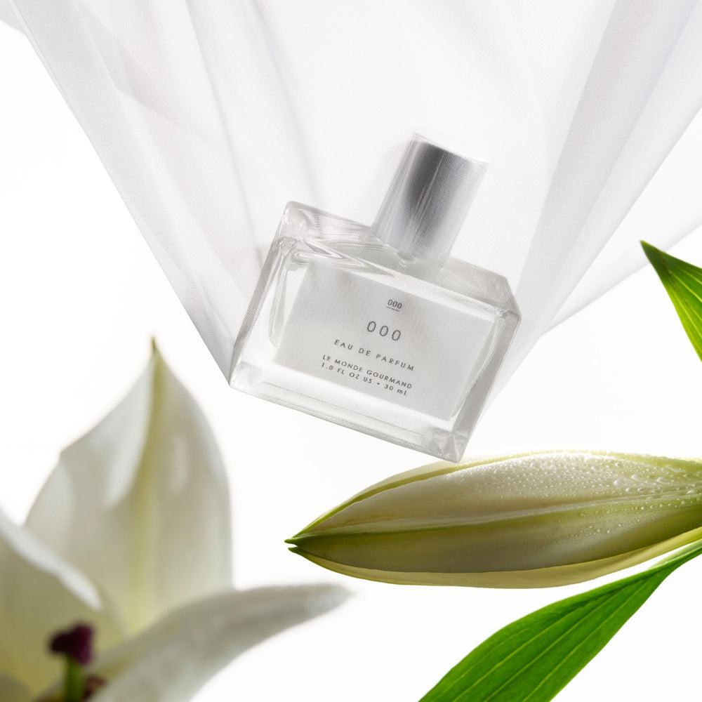 Le Monde Gourmand 000 spray with flowers evokes water lily freshness