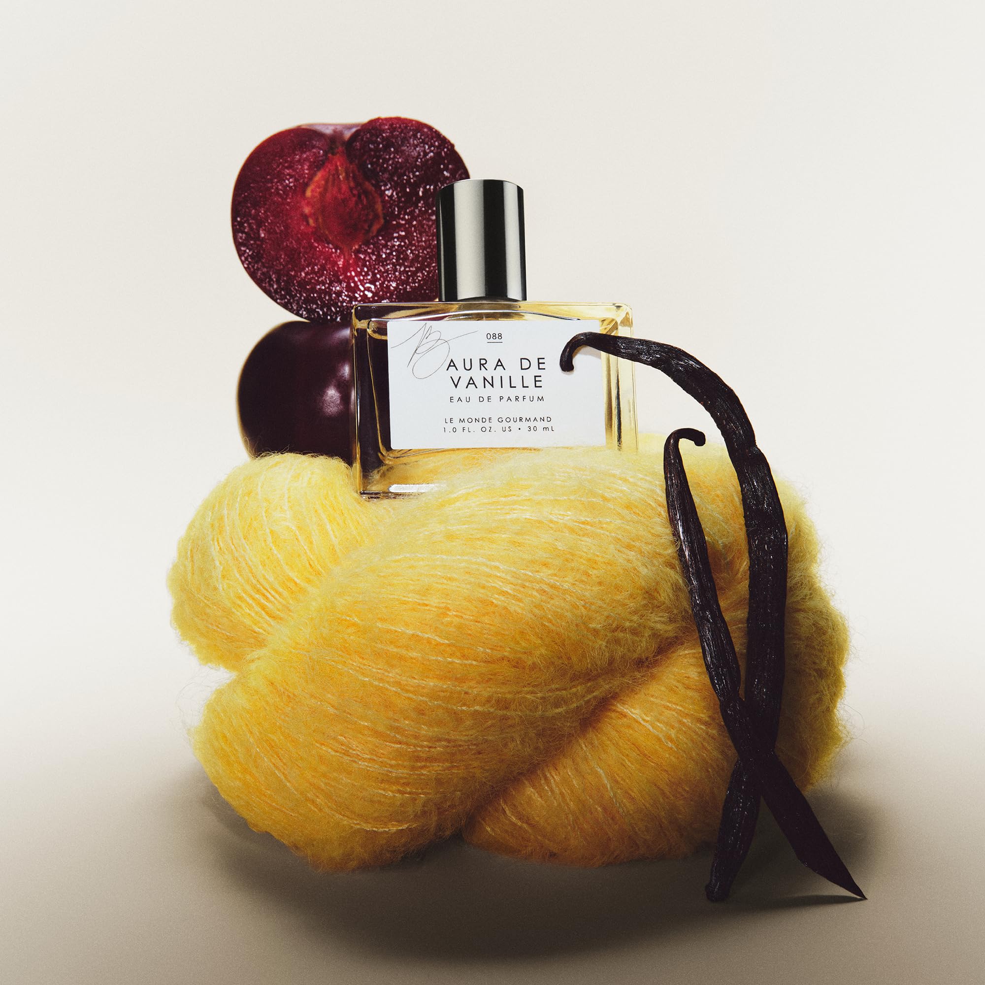 Aura de Vanille amber-tone bottle surface highlights refined warmth