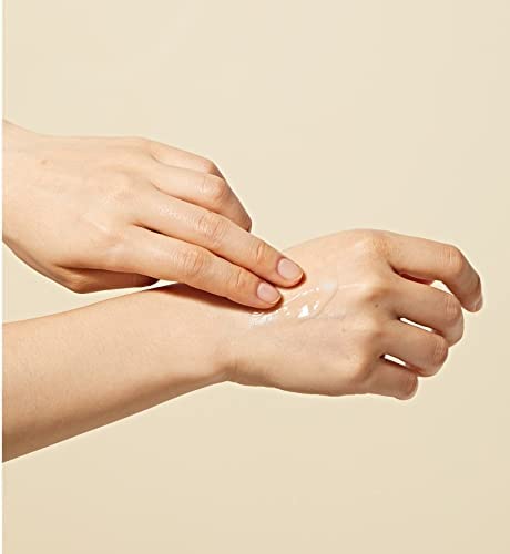 leegeehaam Royal Vita Propolis 33 glow finish without stickiness on skin.