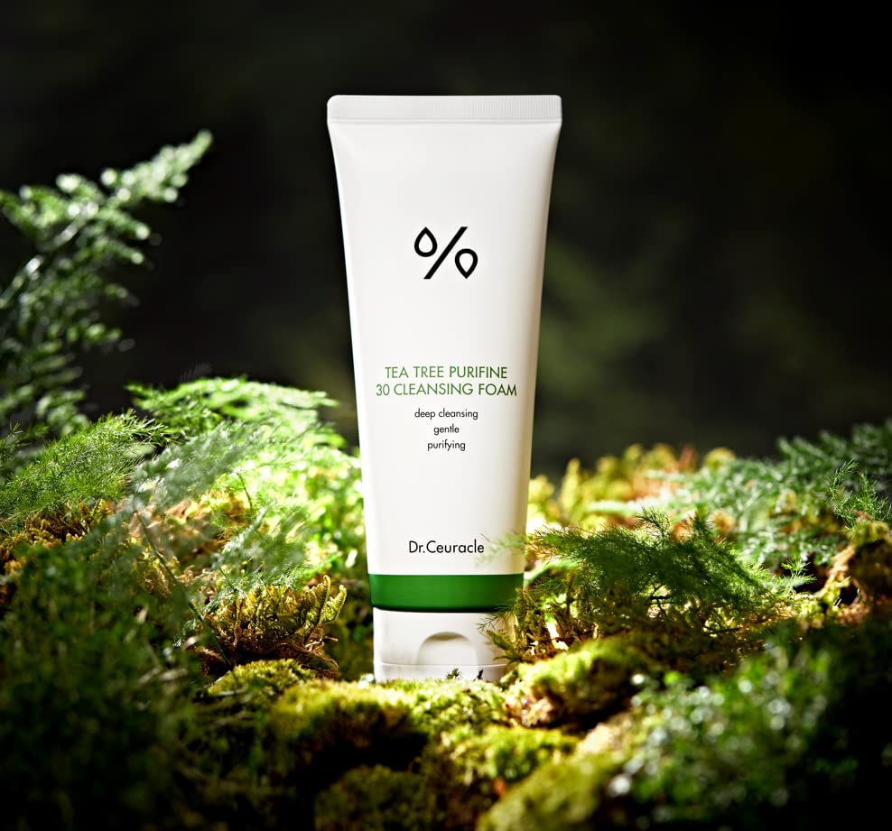 Leegeehaam Tea Tree Purifine Cleansing Foam foam-lather close-up highlights fine bubbles.