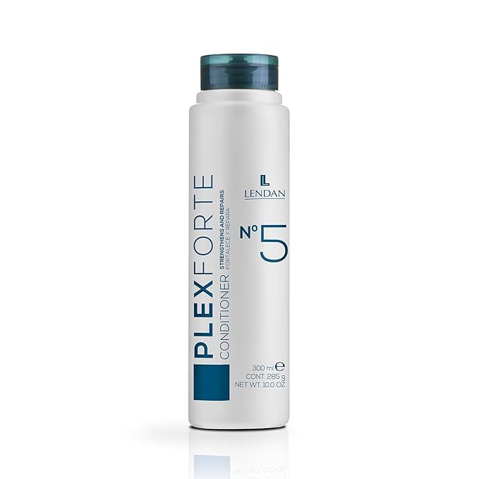 Lendan hair treatment in use: mixing Bond Repair Mask with No.5 conditioner for a creamy application