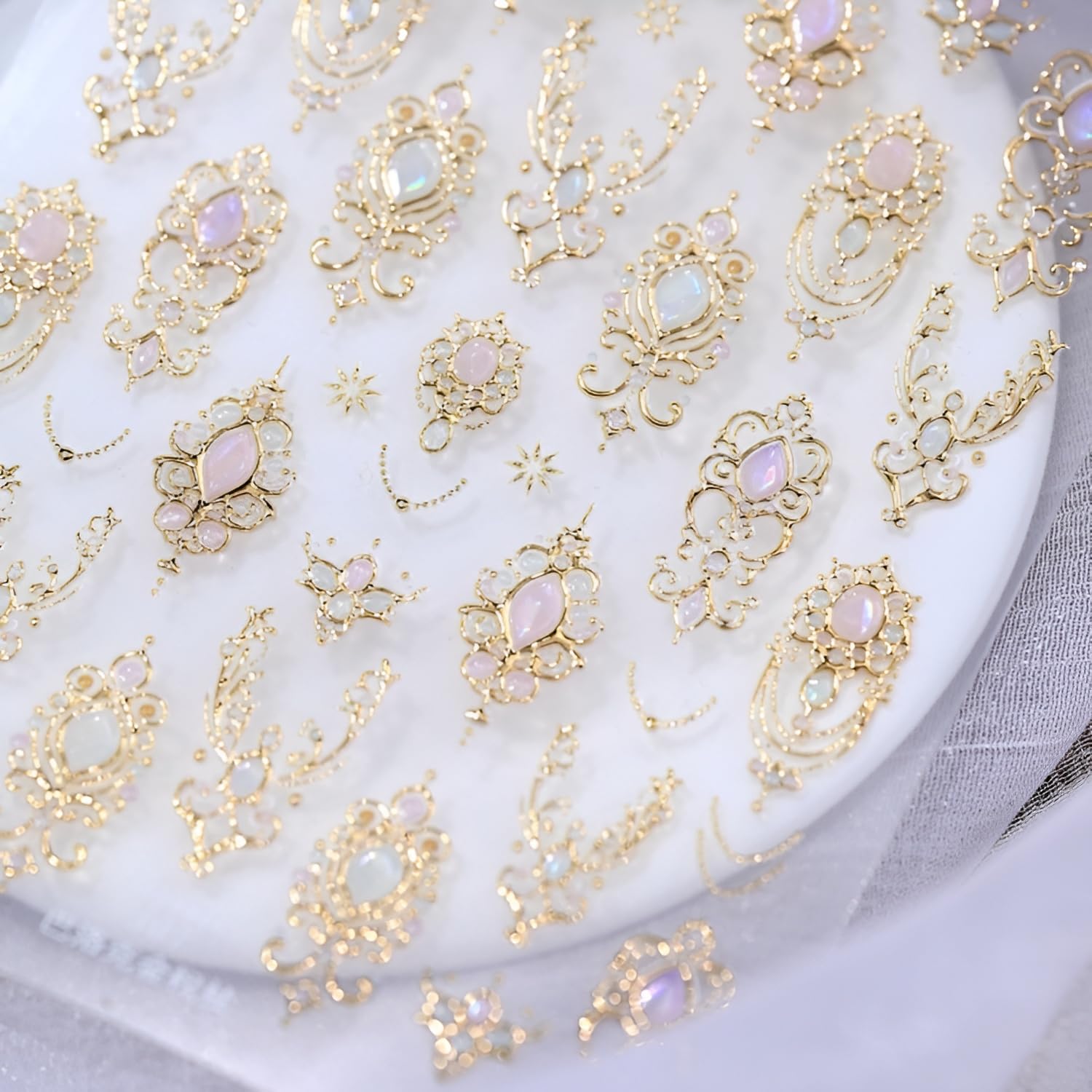 LIDUNANWU 5D self-adhesive gold nail stickers shown on natural nails for fast styling