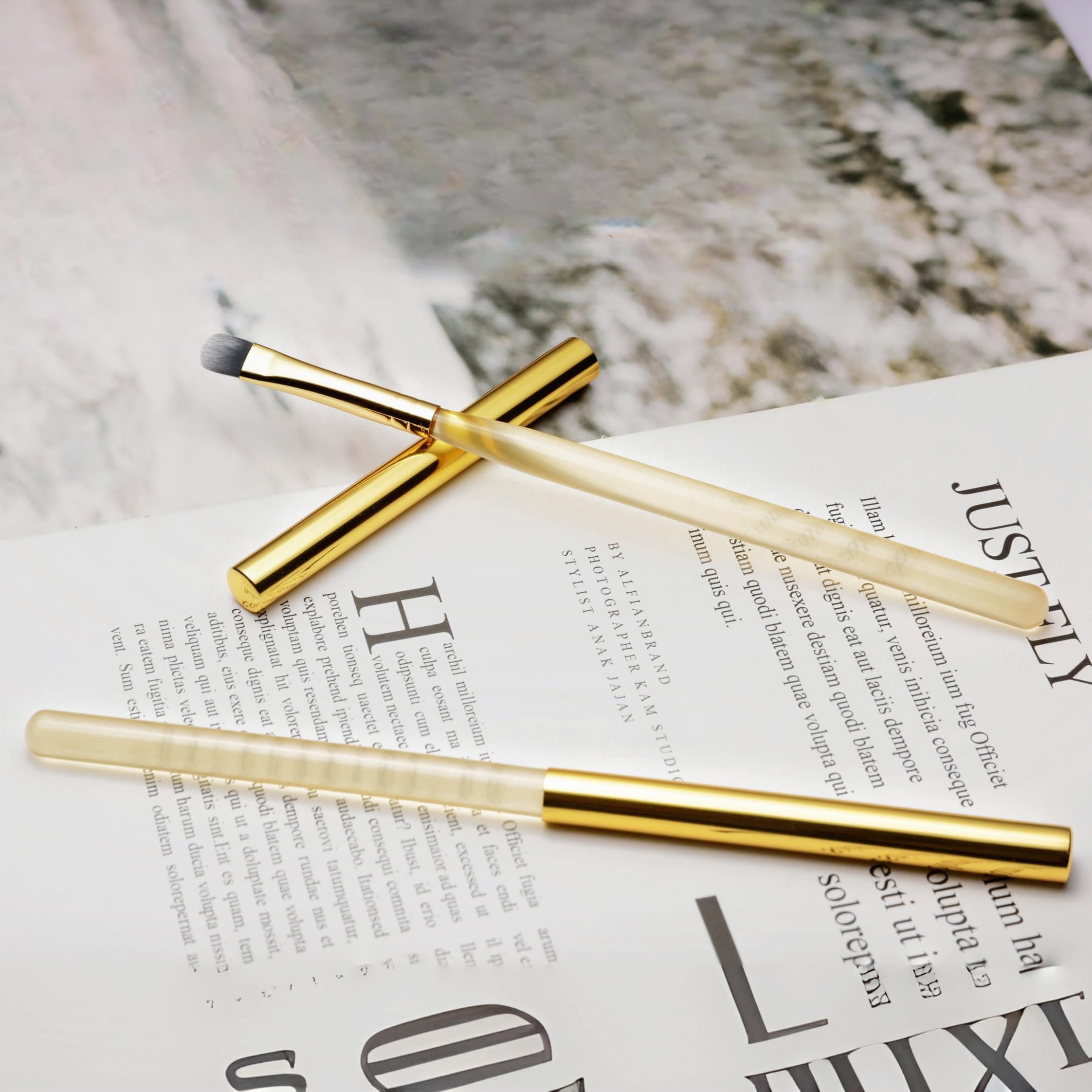 LIGHT RAIN Ergonomic semi-transparent body enhances comfort during nail art.