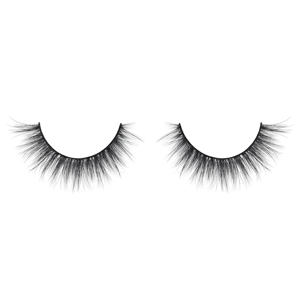 Lilly Lashes Everyday Blushing on eye view shows seamless blend with natural lashes
