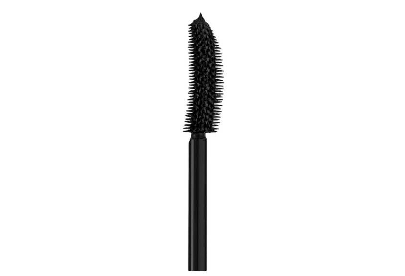 Lisa Eldridge Kitten Lash Mascara finish highlights long-wearing, smudge-proof results.