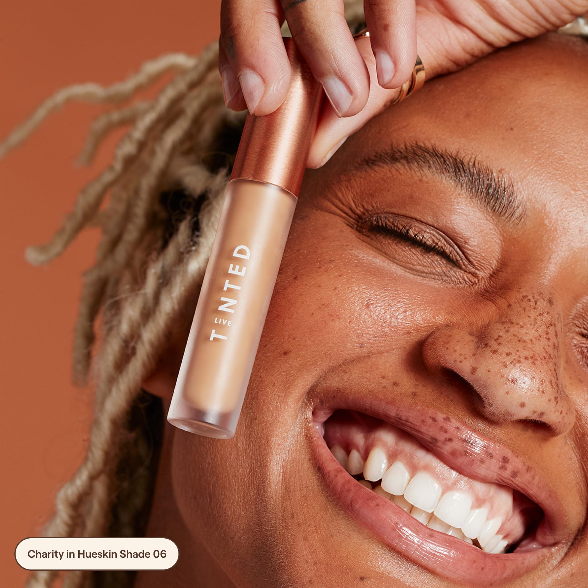 Packaging detail of Live Tinted Hueskin serum concealer, compact and travel-friendly.