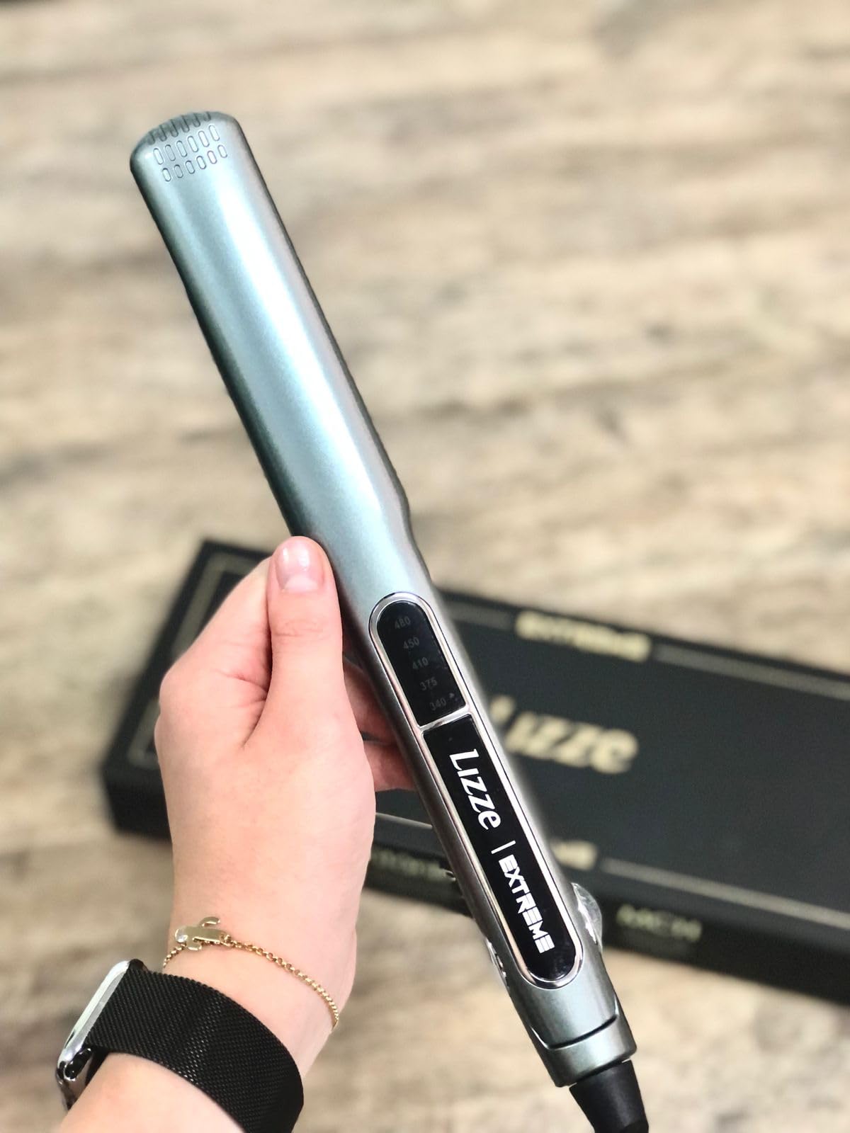 Ergonomic Lizze Straightener handle for comfortable, professional styling
