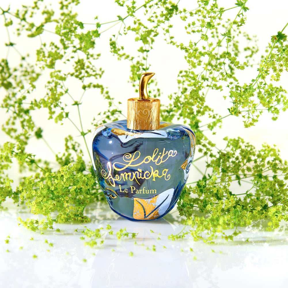 Lolita Lempicka Le Parfum necklace included, adding elegant detail to gifting