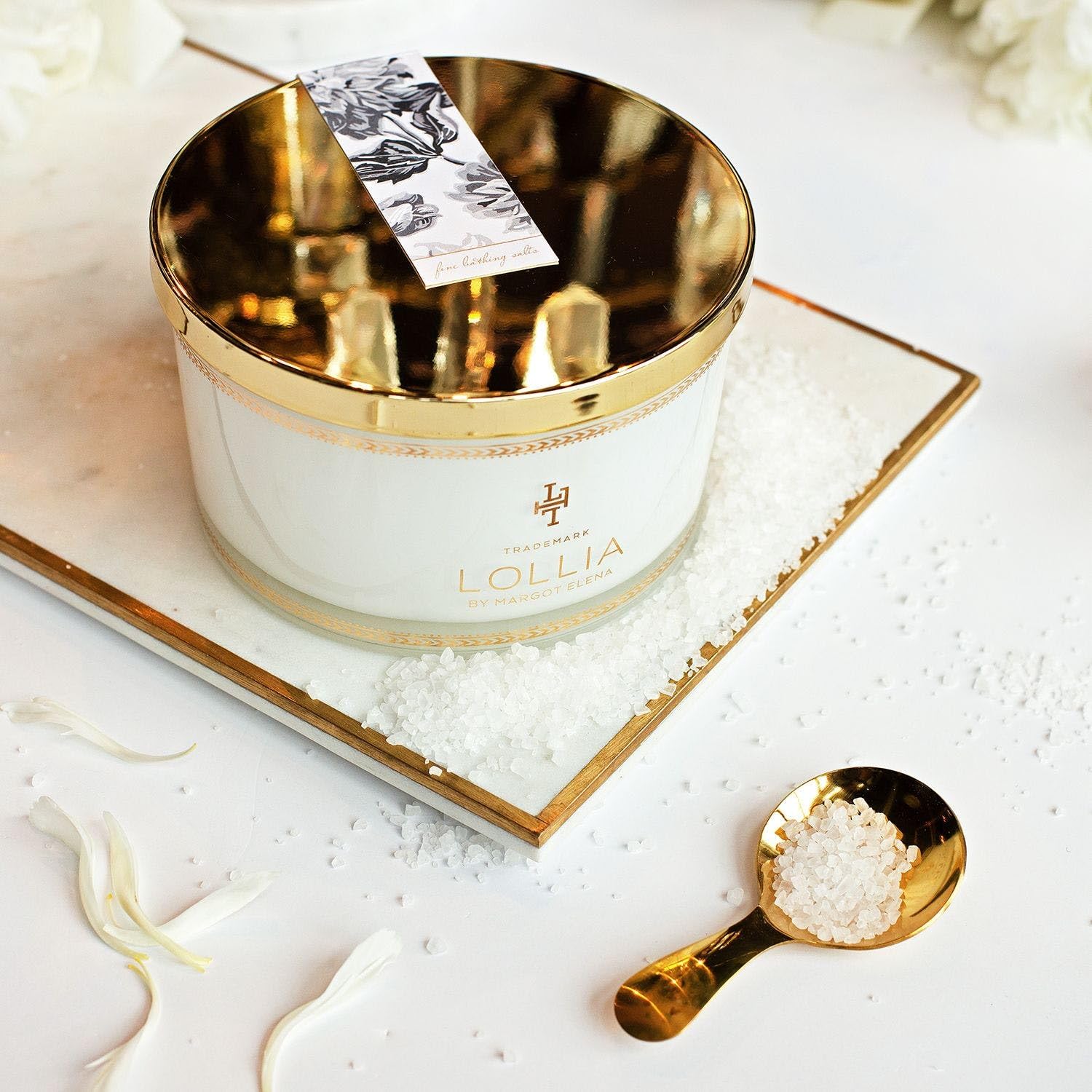 Glass jar detail of LOLLIA Elegance with gold accents and seal