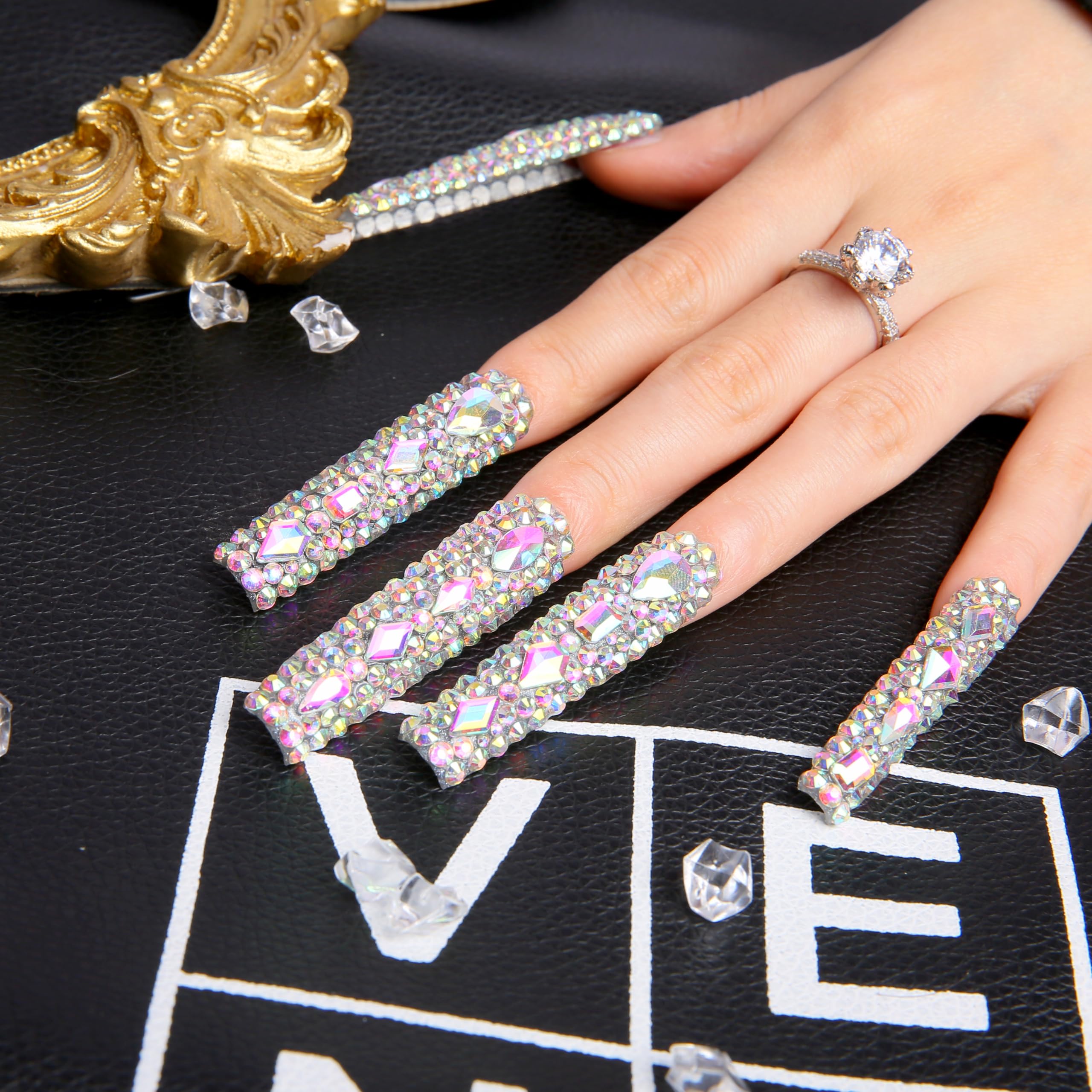 LOVFUL Handmade crystal-cover press-on nails for a premium finish and exquisite sparkle.