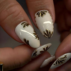 LPOODDNU red heart accent nails add a playful, romantic touch.