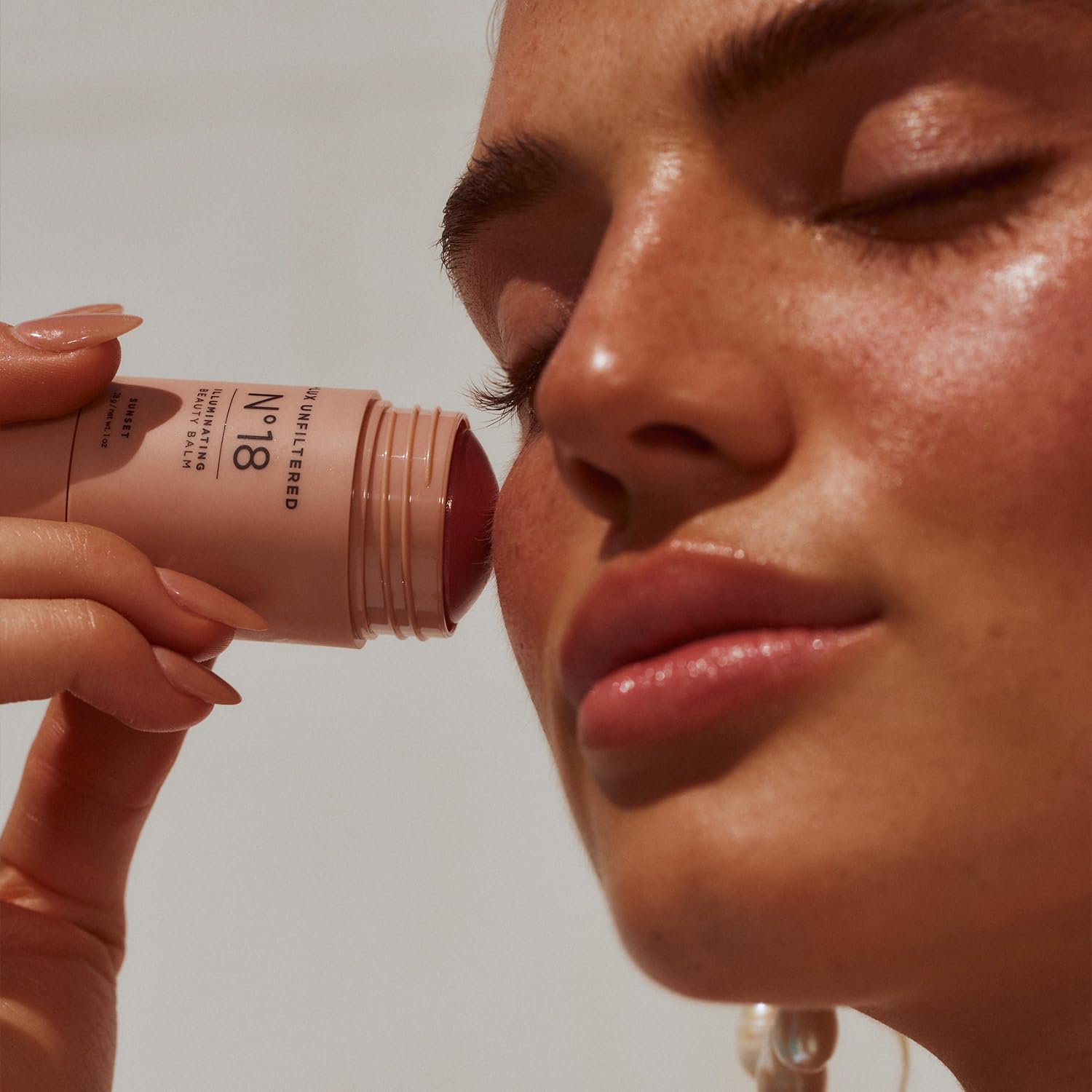 Lux Unfiltered N°18 vegan cruelty-free formula showcased.