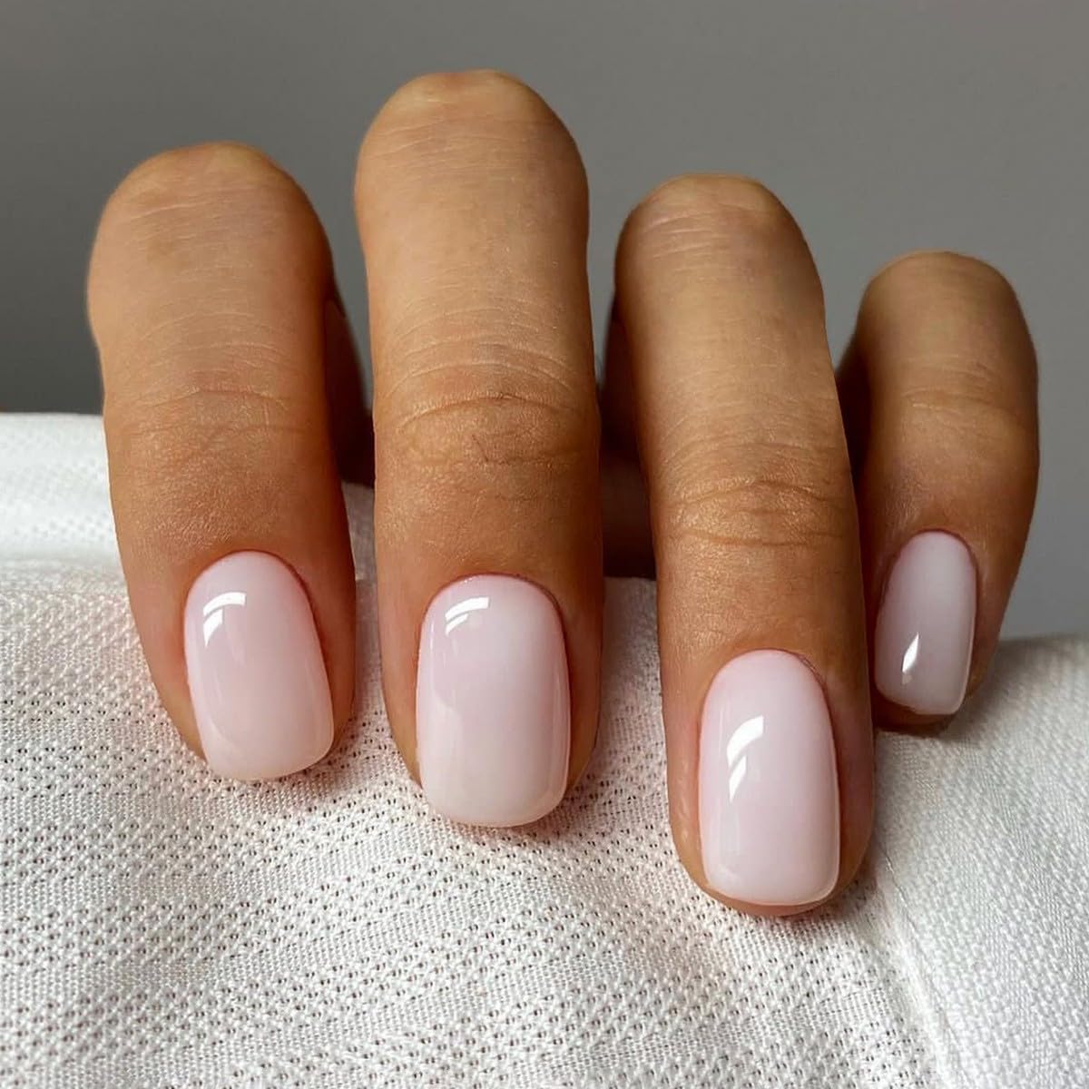 LY LANYOS nail glue for secure adhesion and longer wear.