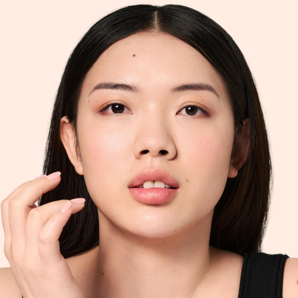 Demonstration of MAGIC FINISH Rose Fair coverage on skin