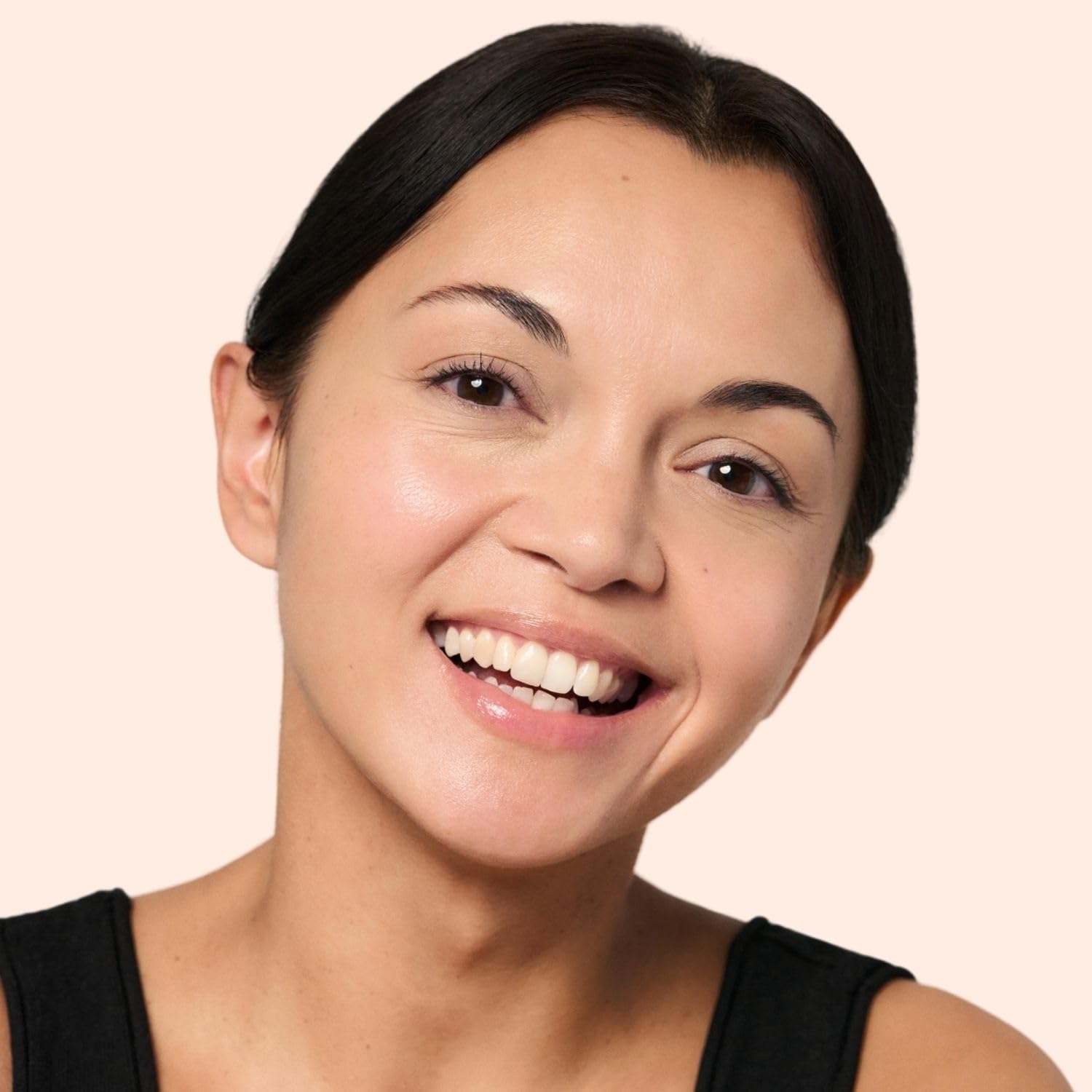 M. Asam Magic Finish sponge blend delivers seamless skin tone balance.