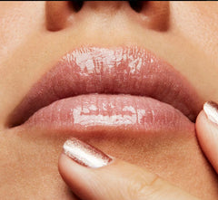 MAC Lipglass Brillant 321 Dreamy close-up highlights pink-gold glitter and color