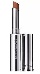 MAC Locked Kiss 24HR Lipstick – emballage élégant et portable pour vos looks quotidiens.