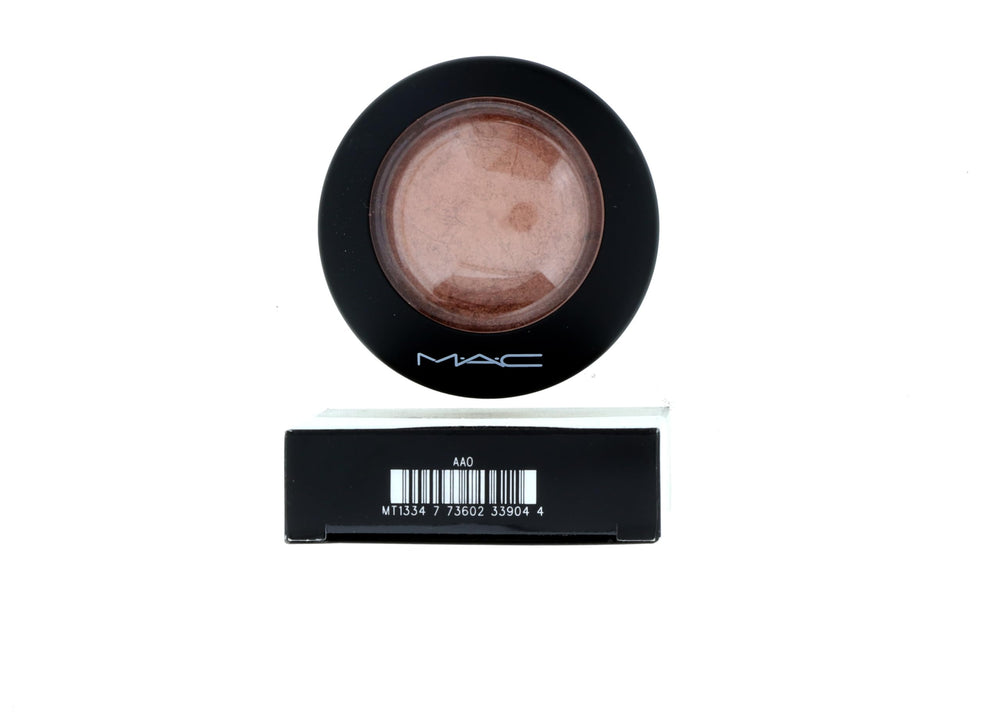 MAC Mineralize Skinfinish Cheeky Bronze diffused glow for soft, natural warmth.
