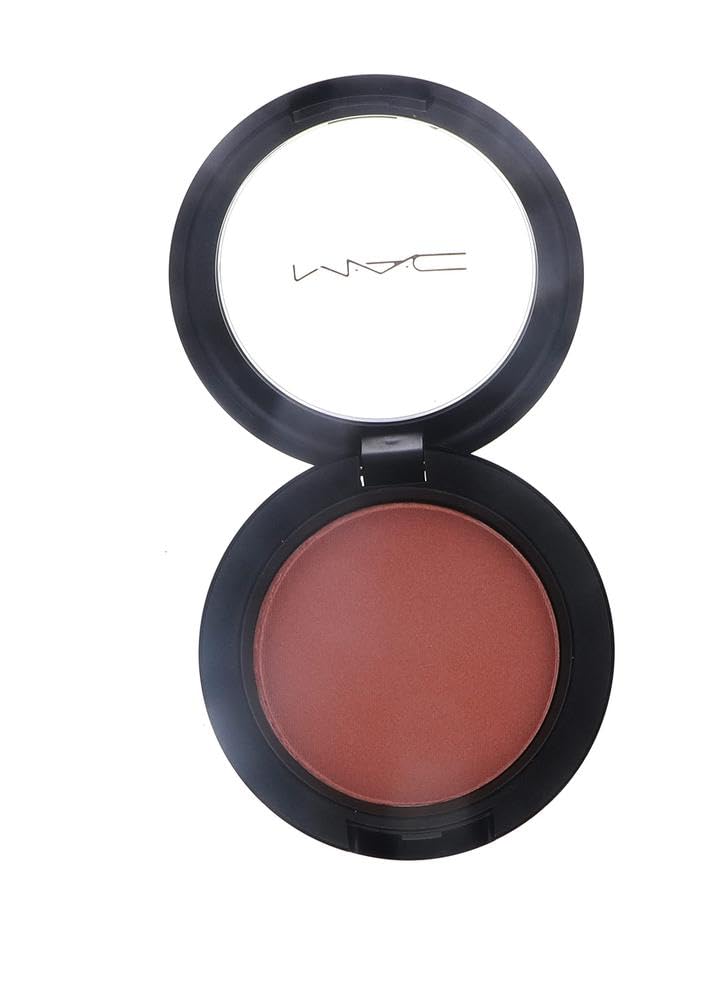 Close-up of Sunbasque pan reveals pearlescent shimmer for subtle luminosity.