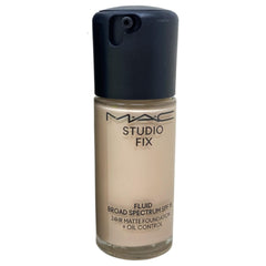 MAC Studio Fix Fluid soft-matte finish delivers comfortable wear with a natural look.