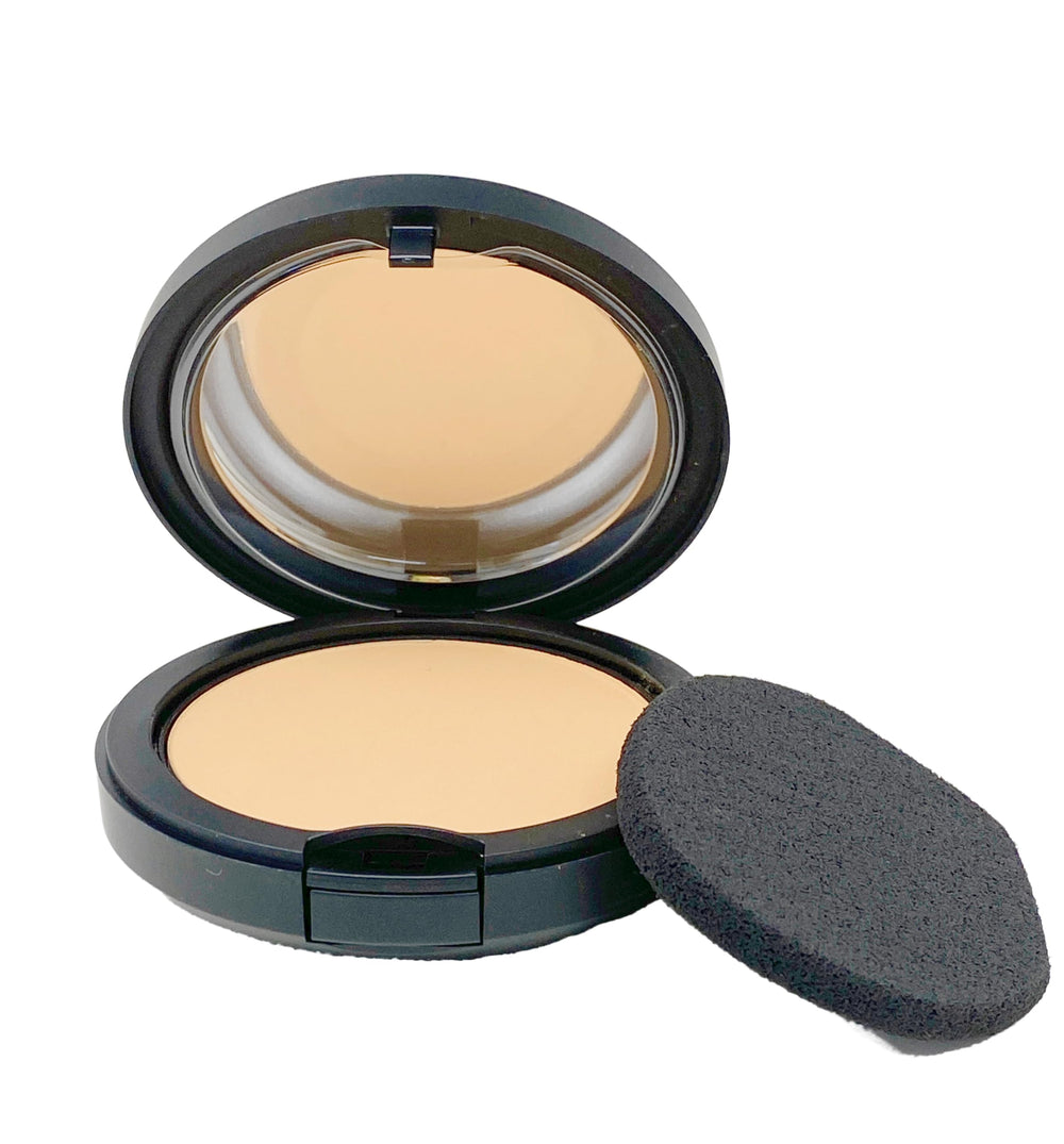MAC Studio Fix NC17 light beige shade swatch promotes neutral undertones and seamless blending.