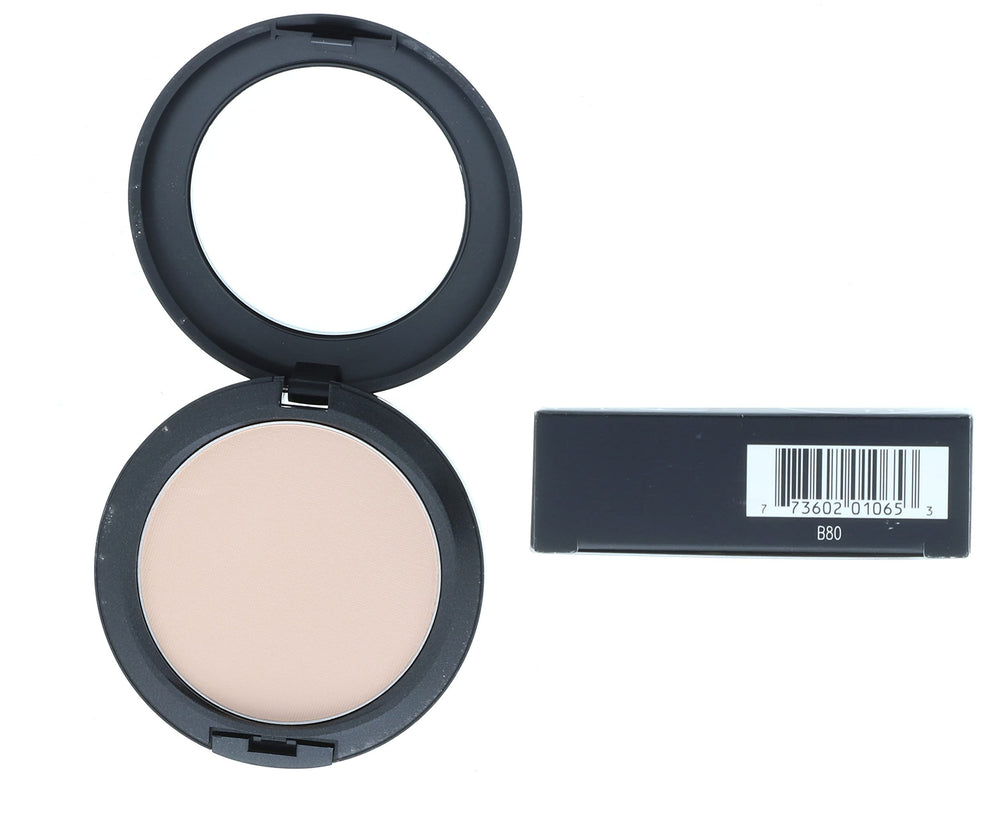 MAC Studio Fix NW20 shine-control—matte look with reduced shine throughout the day.