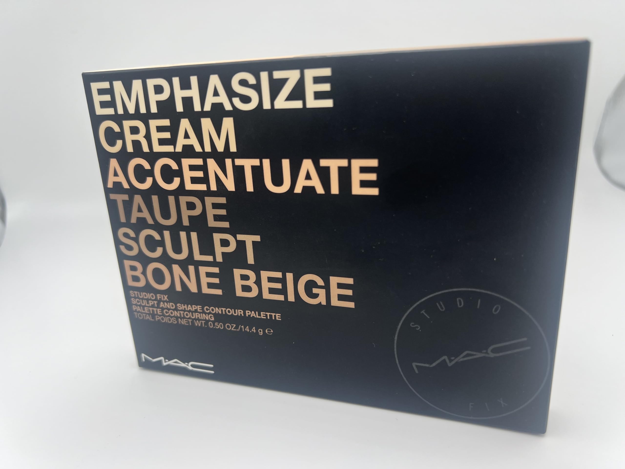 MAC Studio Fix Sculpt and Shape Contour Palette Light/Medium ideal for on-the-go touch-ups and balanced lighting.