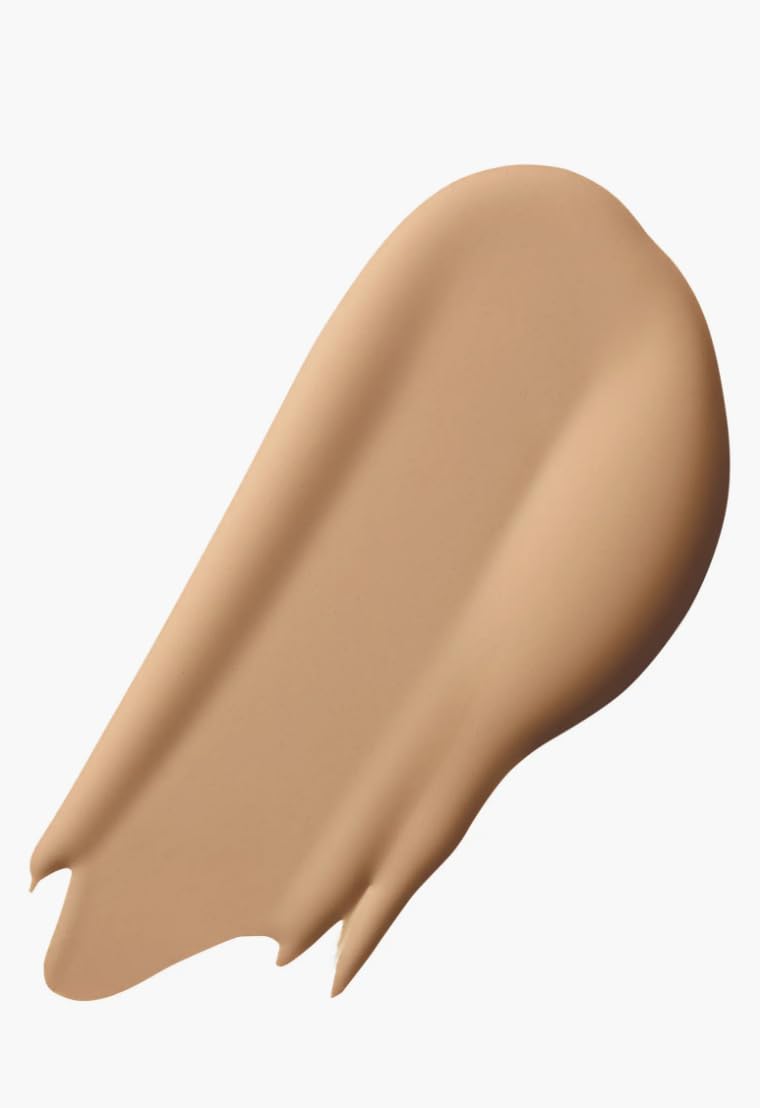 MAC Studio Radiance NW20 swirls blend evenly for smooth skin tone.