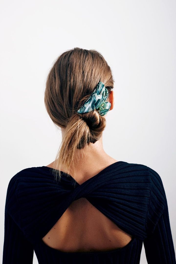 MACHETE compact purse-friendly clip ideal for on-the-go styling.