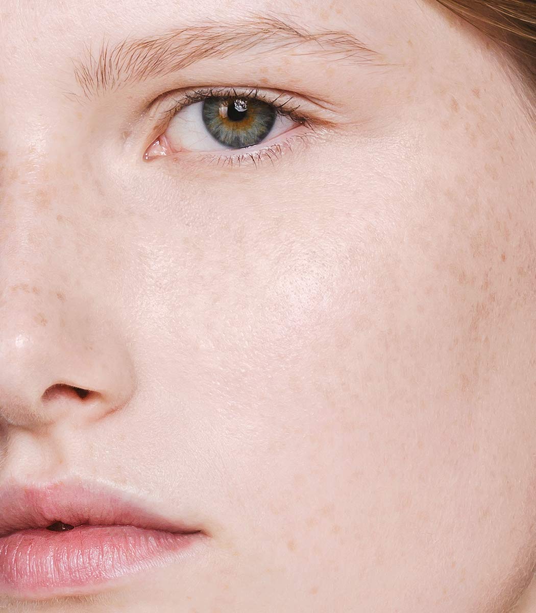 MADARA Under Eye Concealer Vanilla 15 application demonstrates brightening for a natural look.