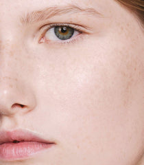MADARA Under Eye Concealer Vanilla 15 application demonstrates brightening for a natural look.