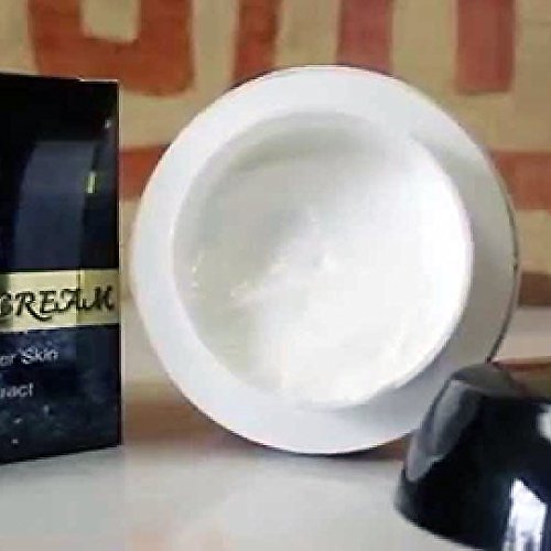 Madina routine scene illustrates morning skincare with the product