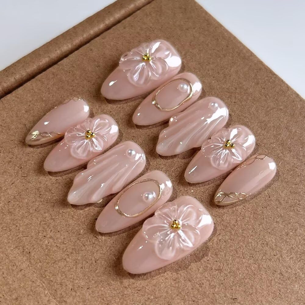 MAGLFELL almond press-on nails with floral design for versatile day-to-night looks.