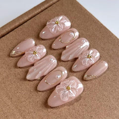 MAGLFELL almond press-on nails with floral design for versatile day-to-night looks.