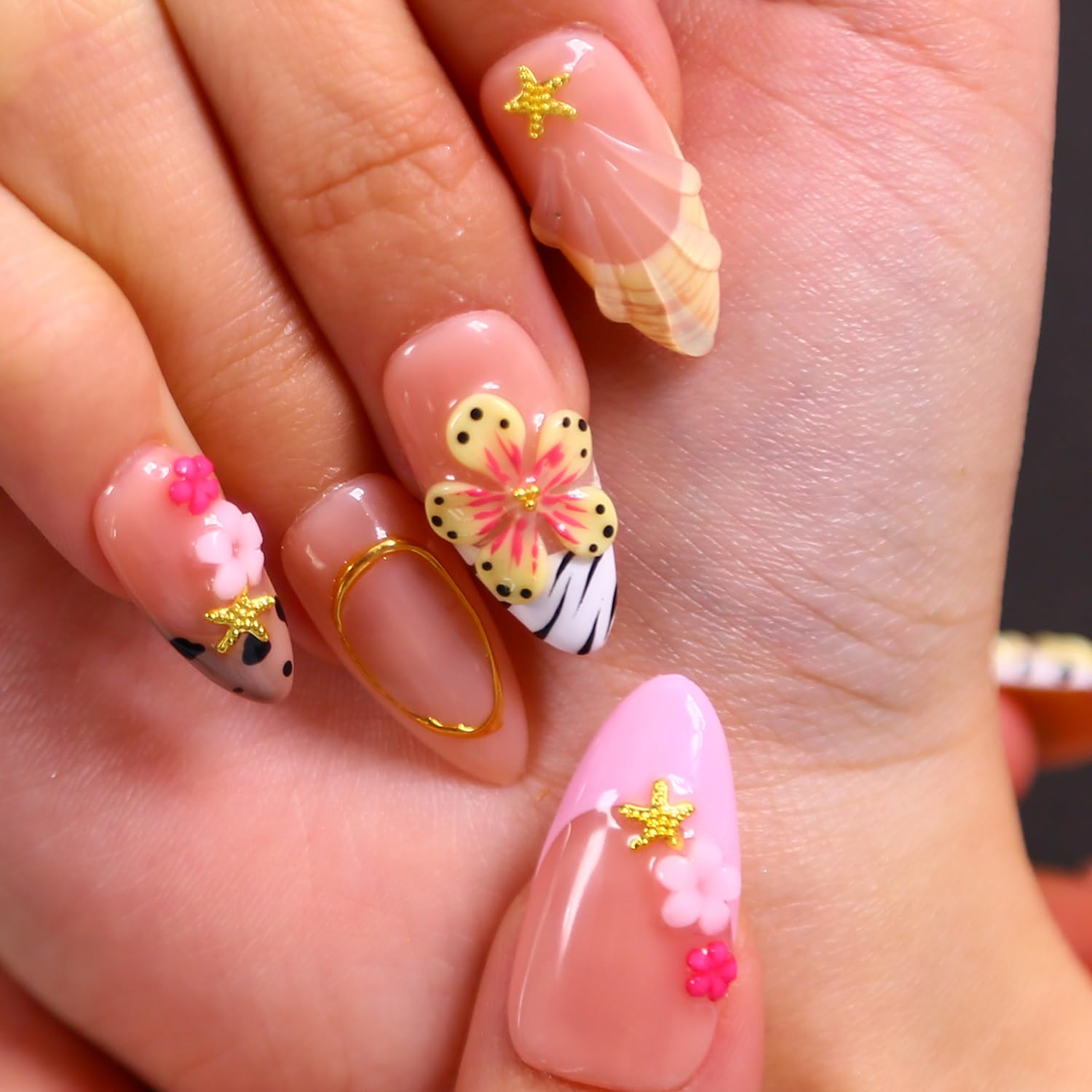 MAGLFELL leopard and floral designs provide stylish, trend-ready looks.